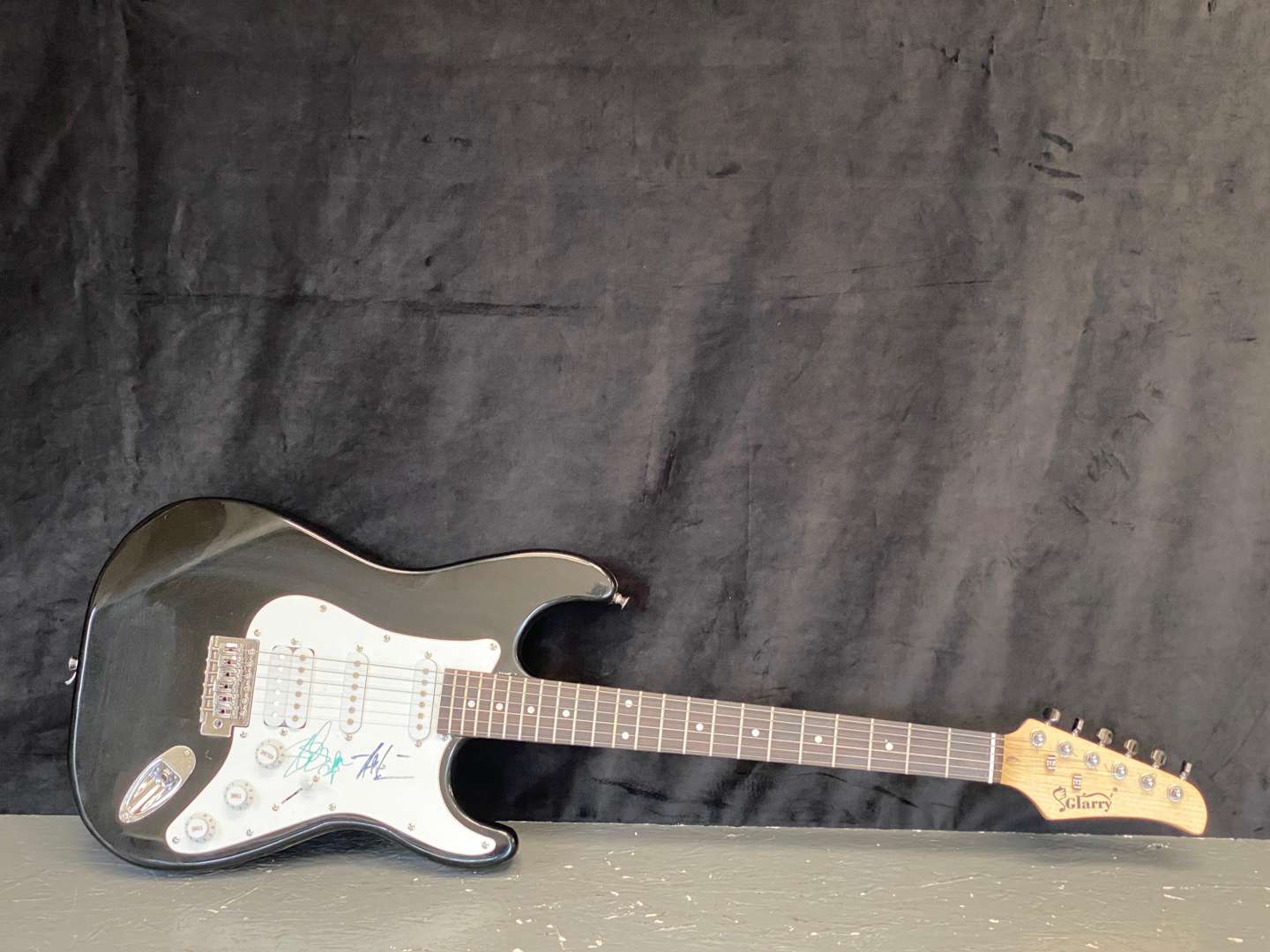 <p>GLARRY ELECTRIC GUITAR, BEARING TWO SIGNITURES IN MARKER PEN,&nbsp;</p>