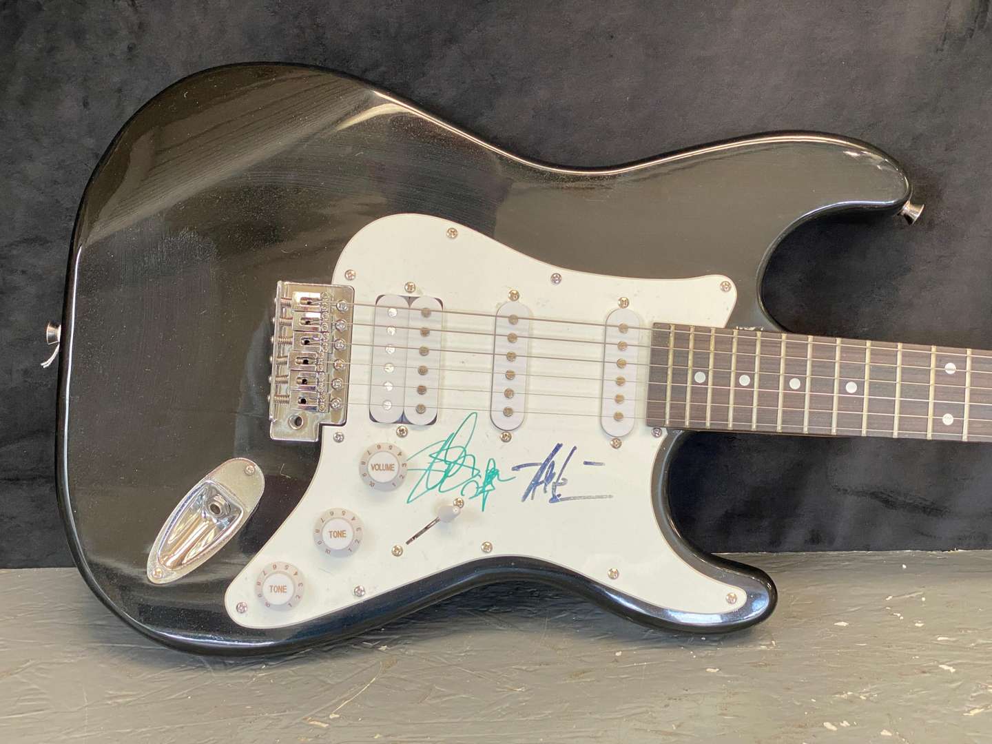 <p>GLARRY ELECTRIC GUITAR, BEARING TWO SIGNITURES IN MARKER PEN,&nbsp;</p>