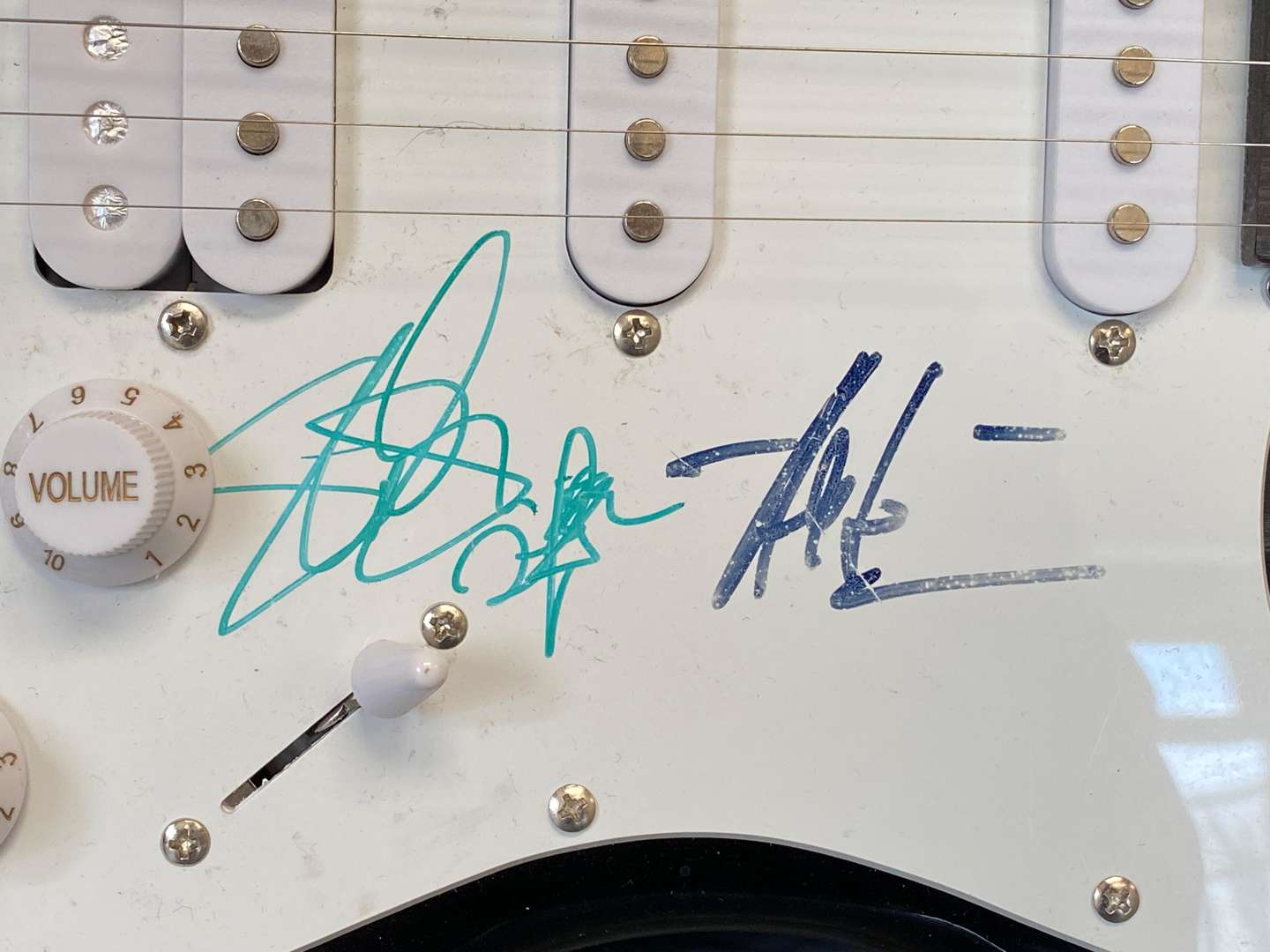 <p>GLARRY ELECTRIC GUITAR, BEARING TWO SIGNITURES IN MARKER PEN,&nbsp;</p>