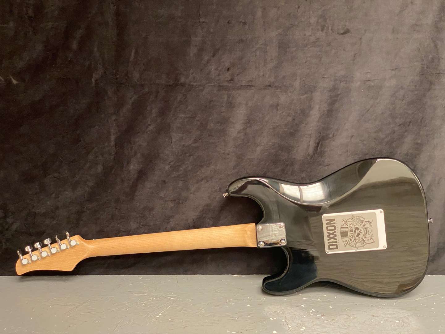 <p>GLARRY ELECTRIC GUITAR, BEARING TWO SIGNITURES IN MARKER PEN,&nbsp;</p>