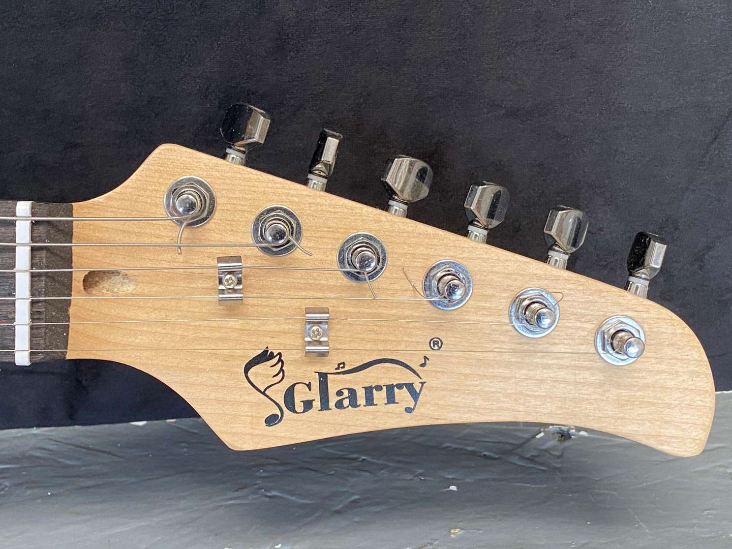 <p>GLARRY ELECTRIC GUITAR, BEARING TWO SIGNITURES IN MARKER PEN,&nbsp;</p>