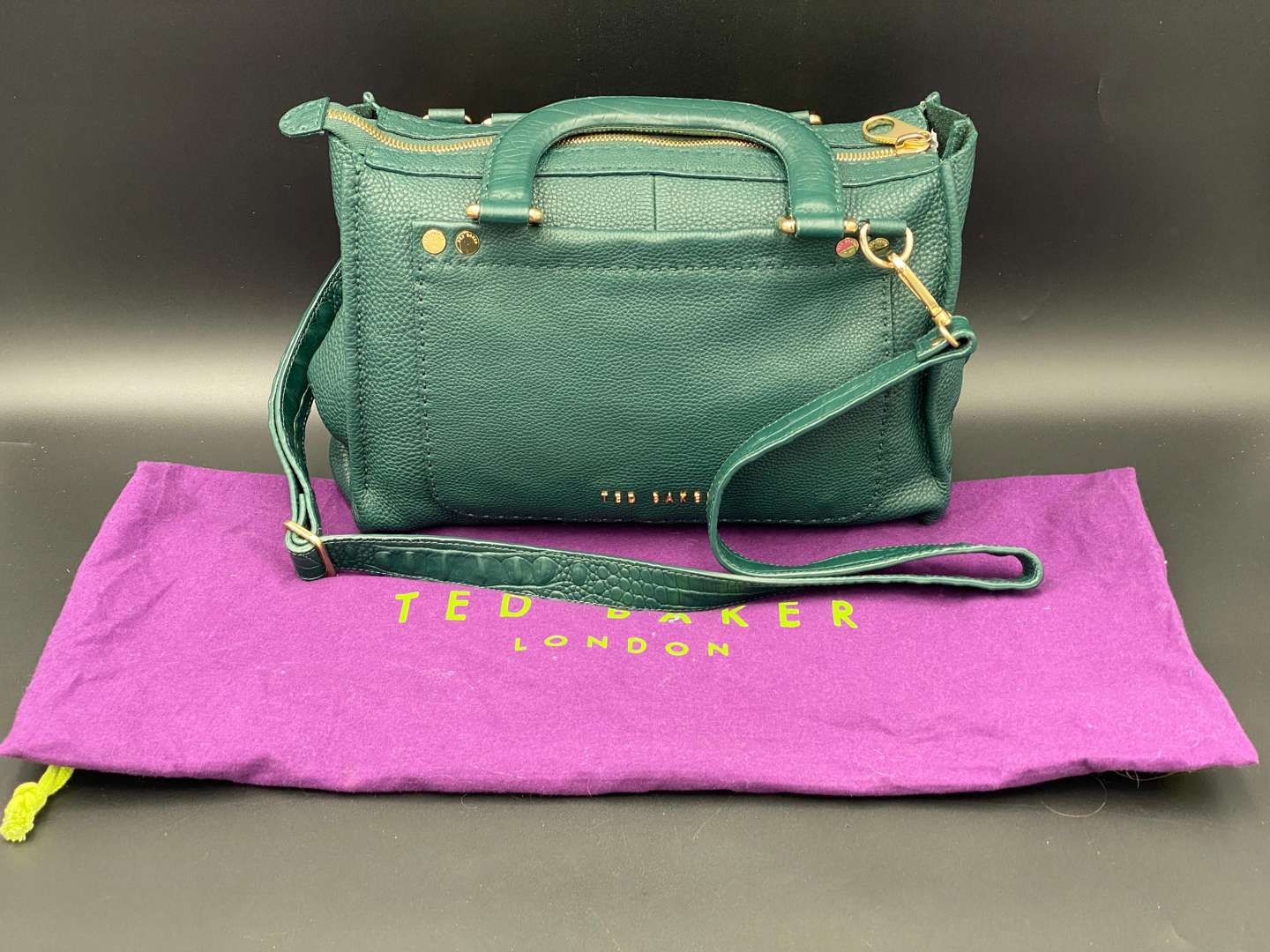<p>TED BAKER, GREEN LEATHER HANDBAG</p>