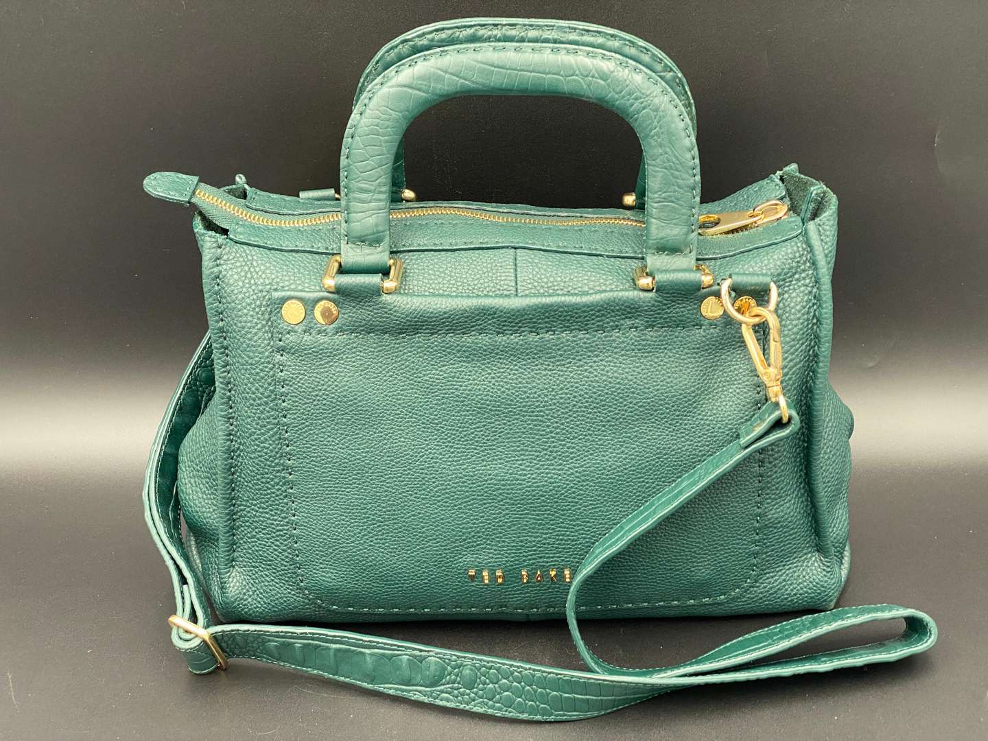 <p>TED BAKER, GREEN LEATHER HANDBAG</p>