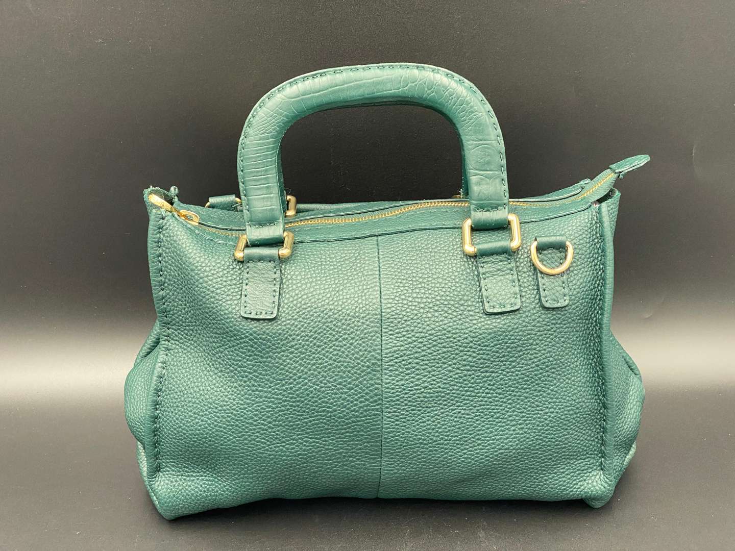<p>TED BAKER, GREEN LEATHER HANDBAG</p>