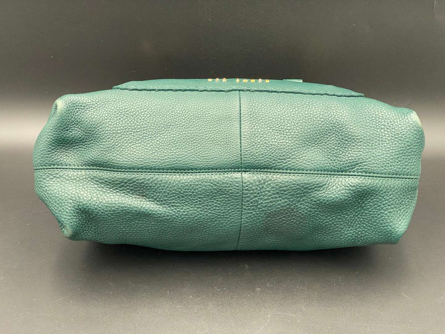 <p>TED BAKER, GREEN LEATHER HANDBAG</p>