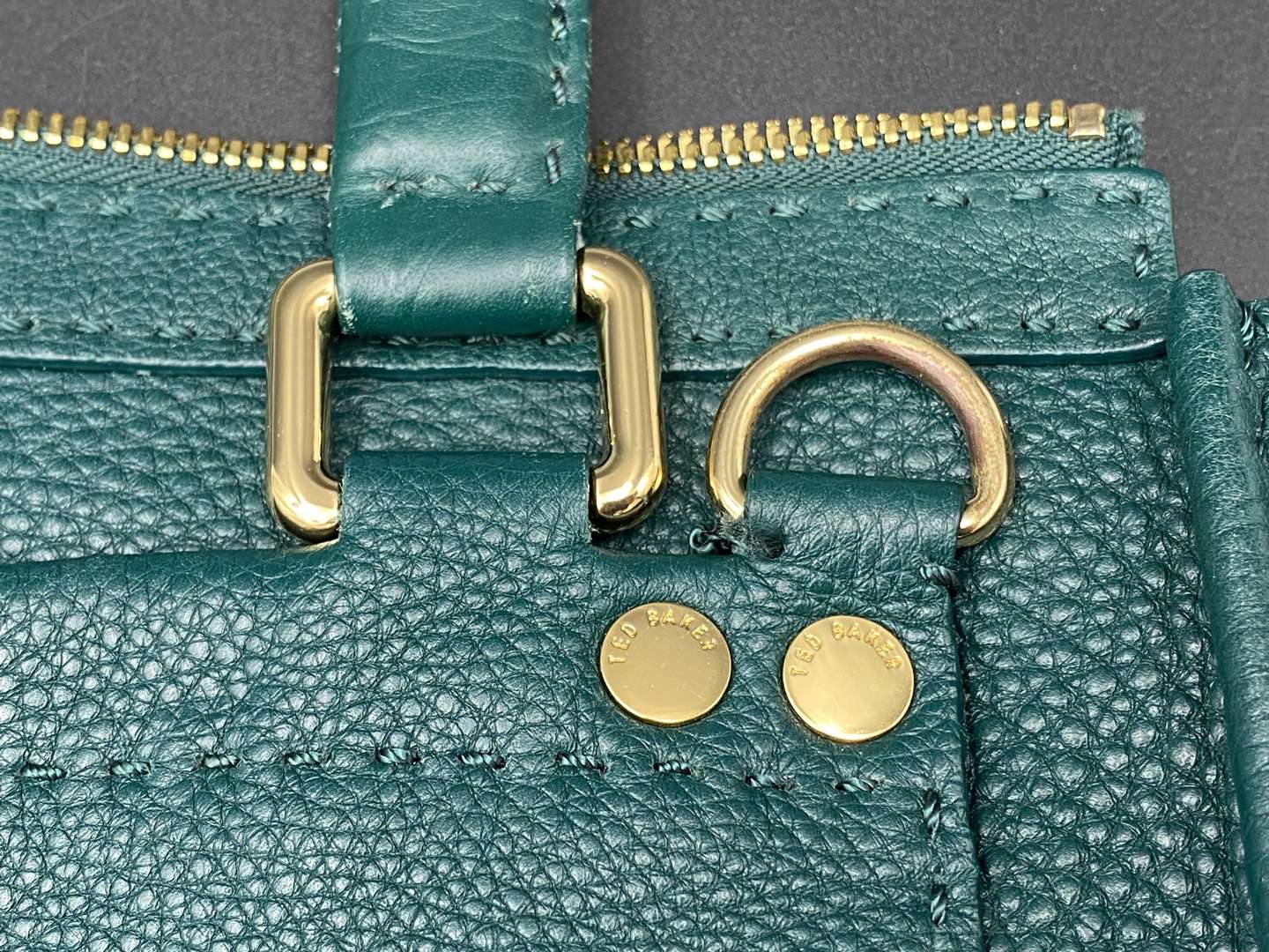 <p>TED BAKER, GREEN LEATHER HANDBAG</p>