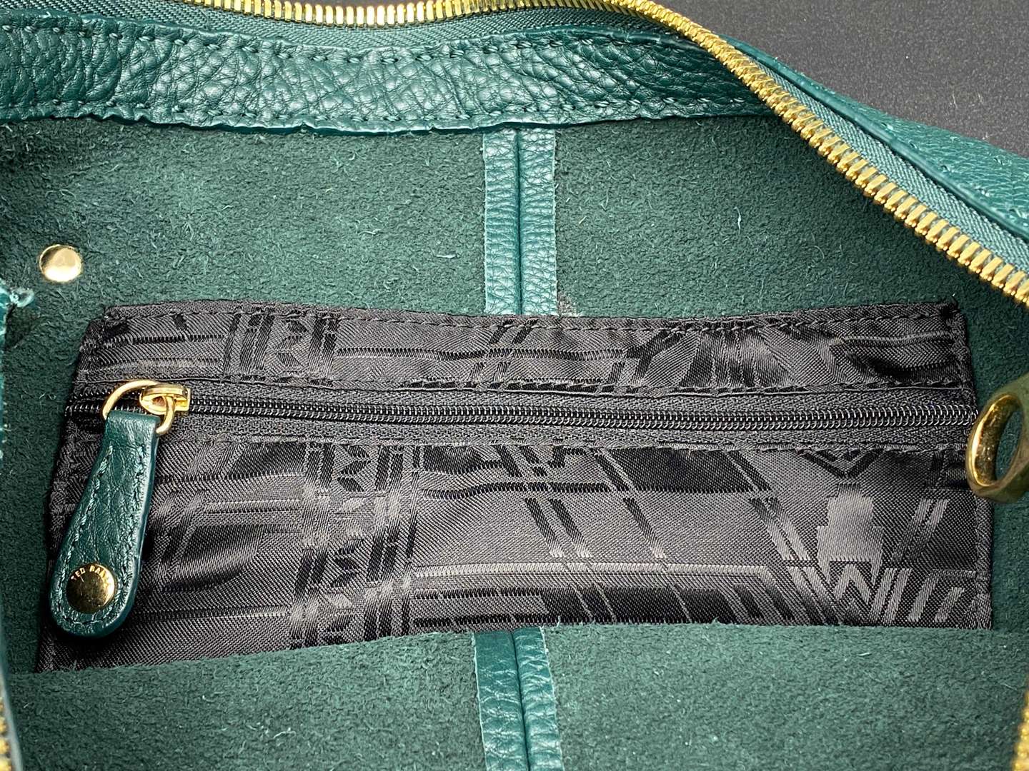 <p>TED BAKER, GREEN LEATHER HANDBAG</p>