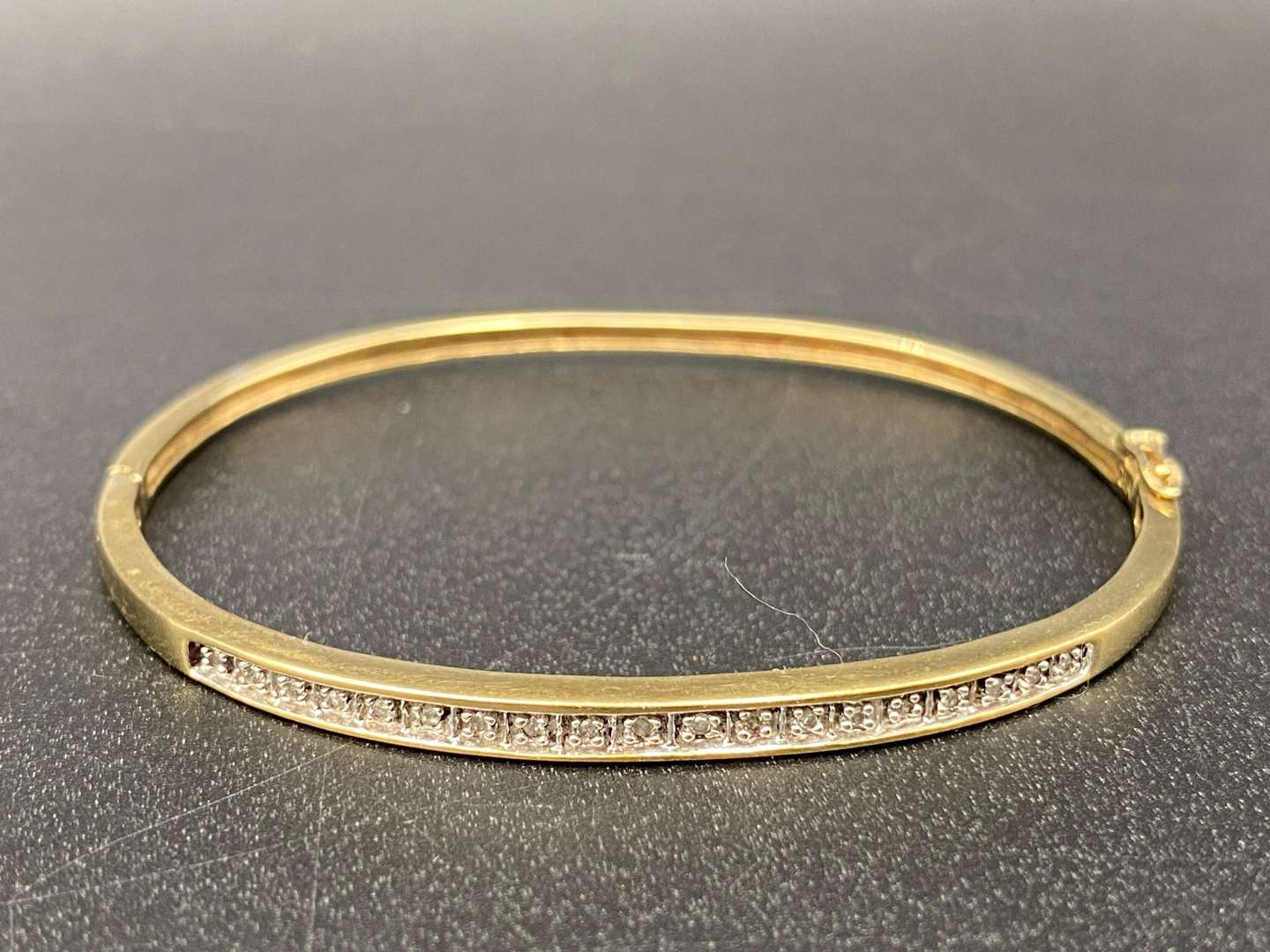<p>9CT GOLD AND DIAMOND SET BRACLET</p>