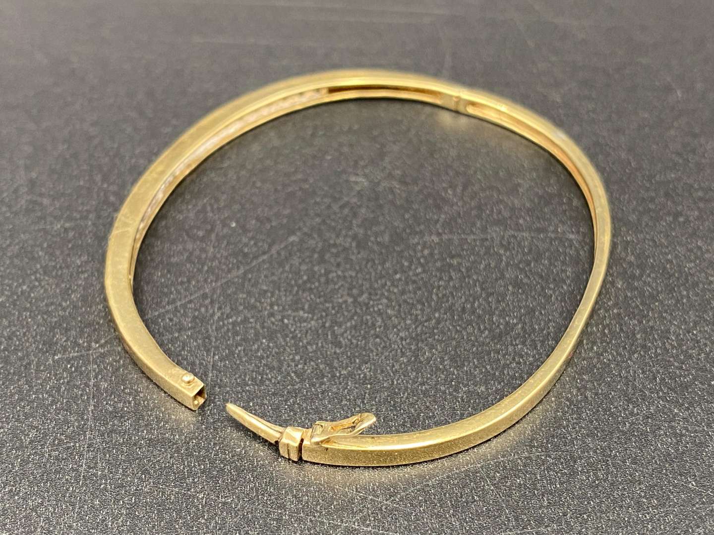 <p>9CT GOLD AND DIAMOND SET BRACLET</p>