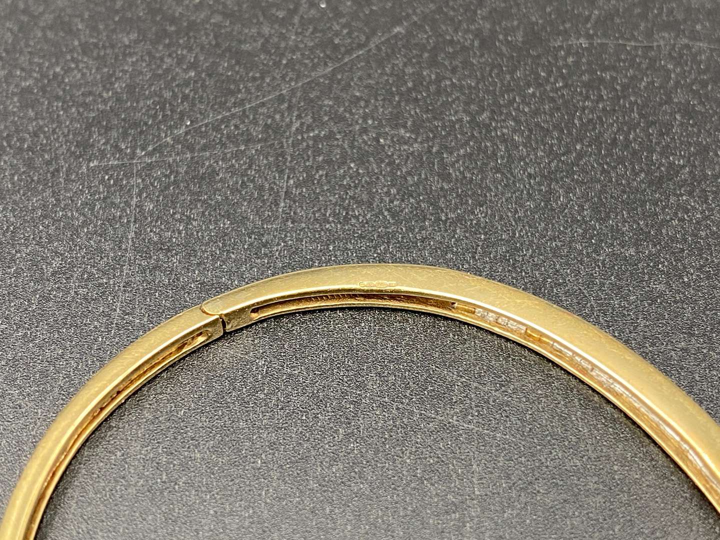 <p>9CT GOLD AND DIAMOND SET BRACLET</p>