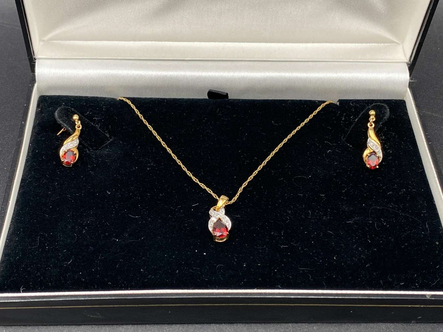<p>9CT GOLD AND GEN SET NECKLACE AND EARINGS.&nbsp;</p>