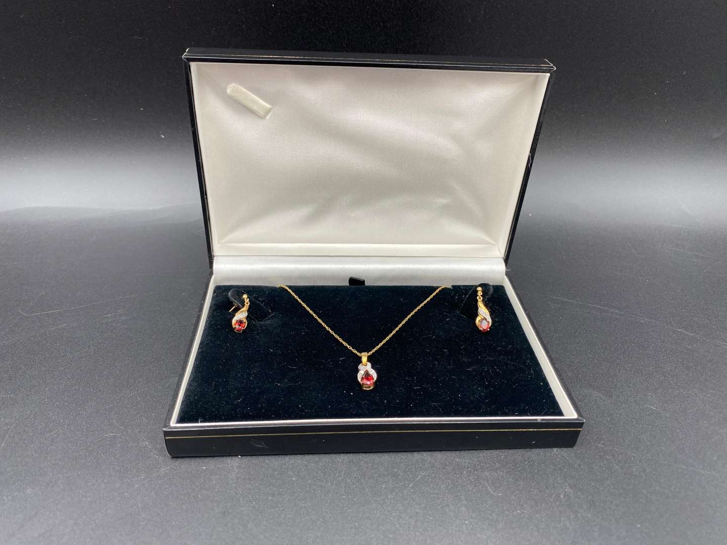 <p>9CT GOLD AND GEN SET NECKLACE AND EARINGS.&nbsp;</p>