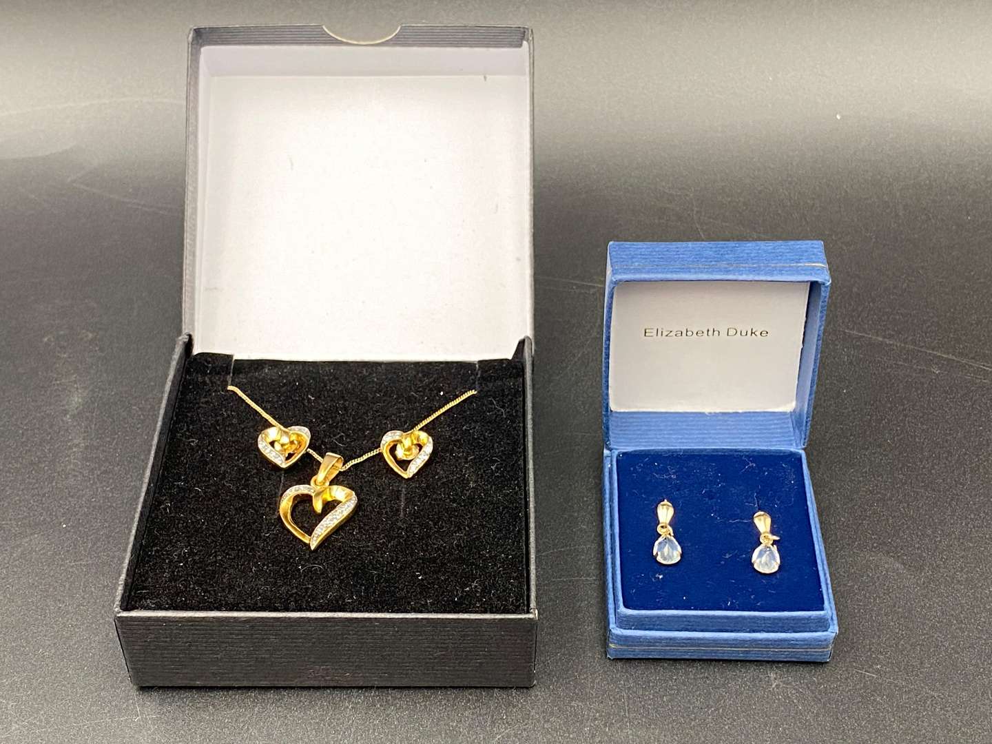 <p>BOXED PAIR OF EARINGS AND BOXED THREE PIECE SUITE.&nbsp;</p>