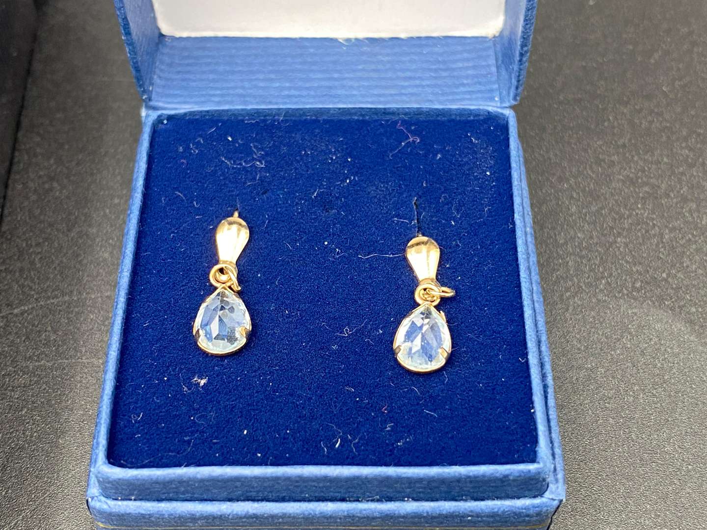 <p>BOXED PAIR OF EARINGS AND BOXED THREE PIECE SUITE.&nbsp;</p>