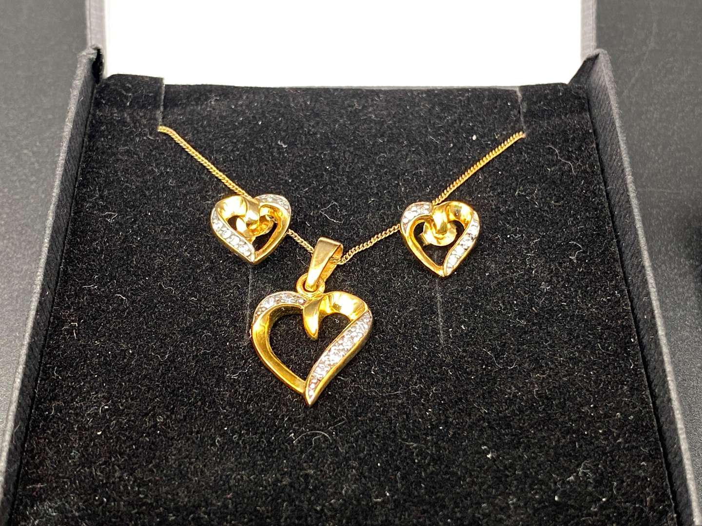 <p>BOXED PAIR OF EARINGS AND BOXED THREE PIECE SUITE.&nbsp;</p>
