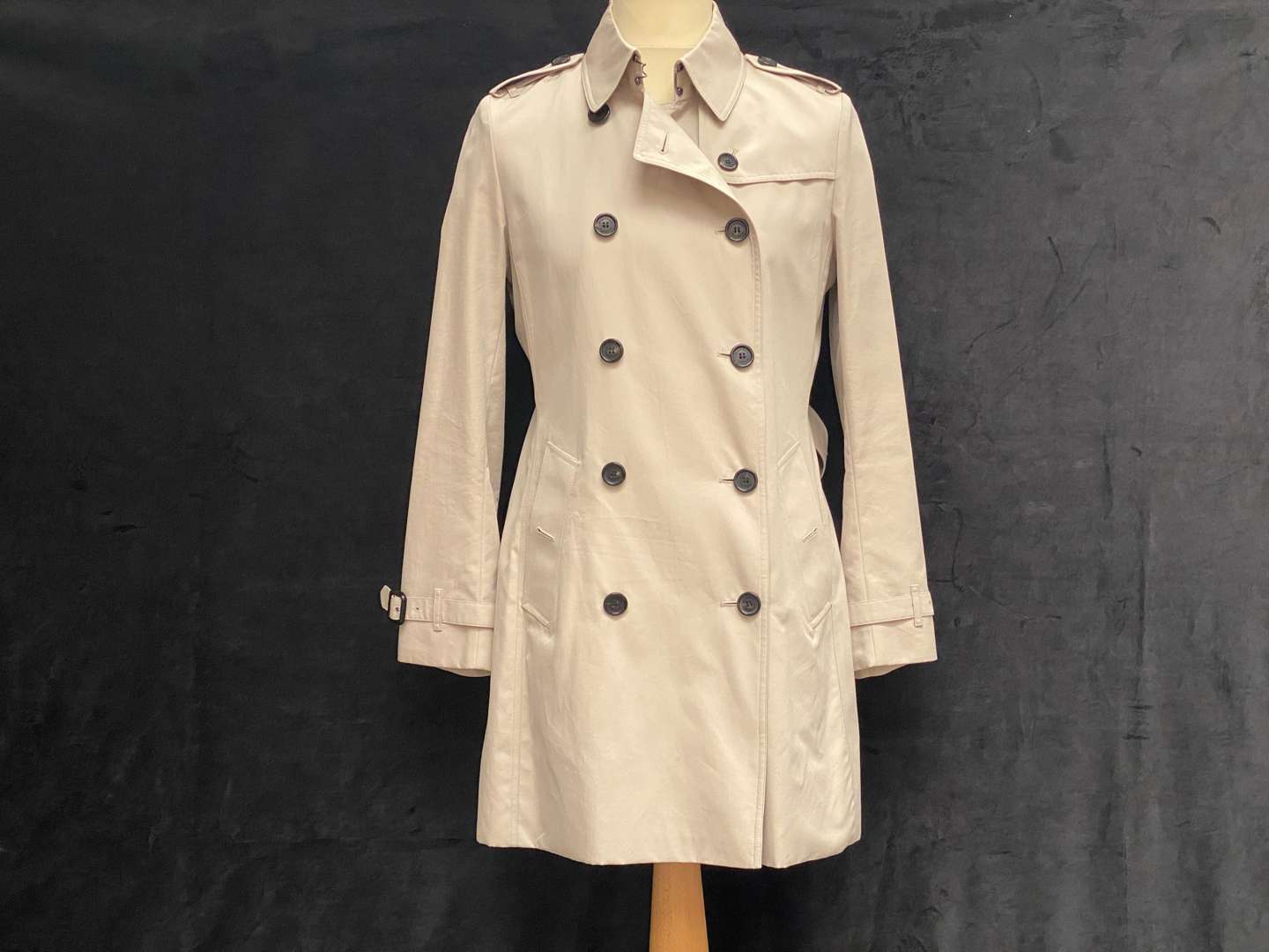 <p>BURBERRY MAC, UK (12)</p>
