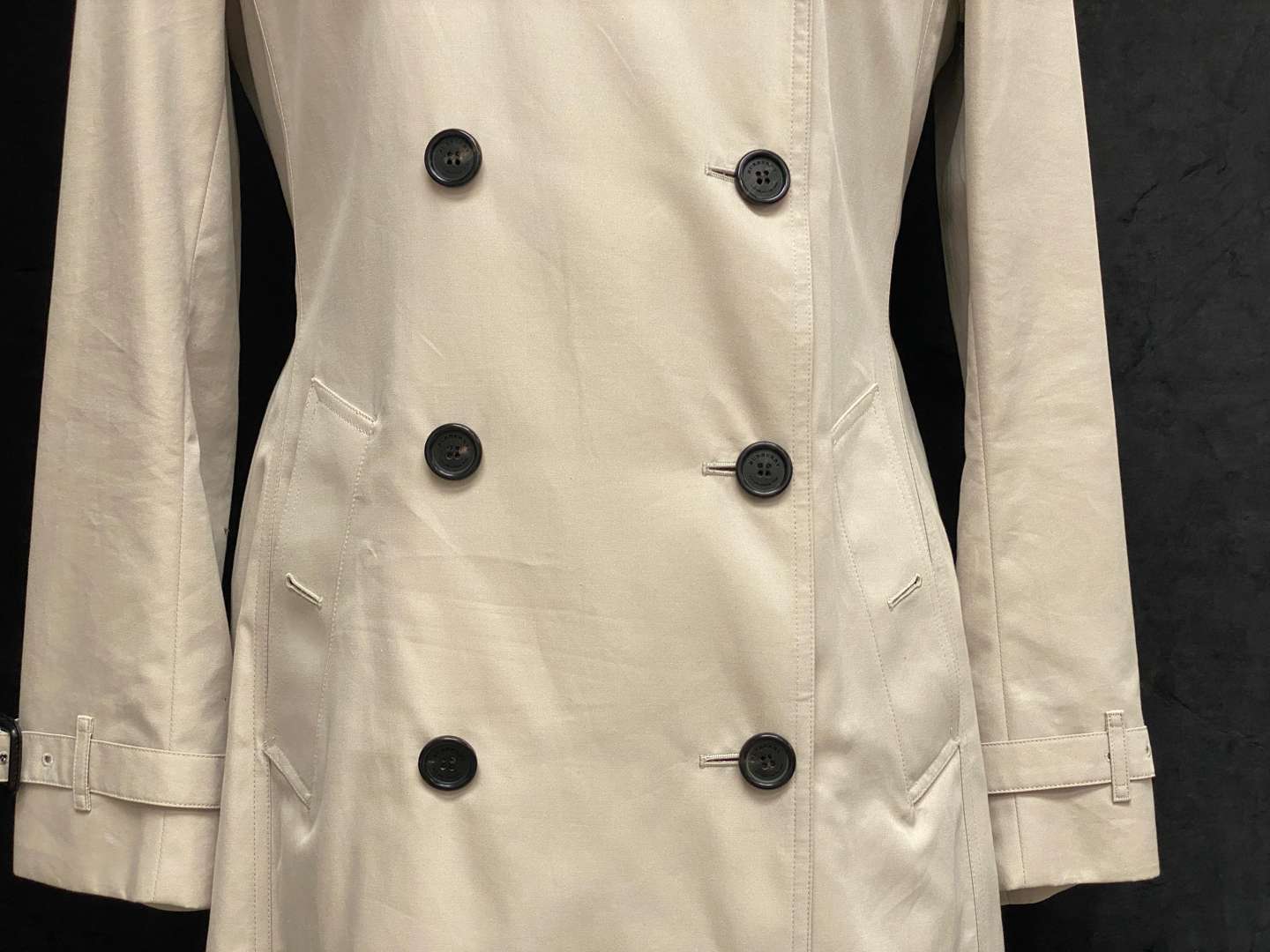 <p>BURBERRY MAC, UK (12)</p>