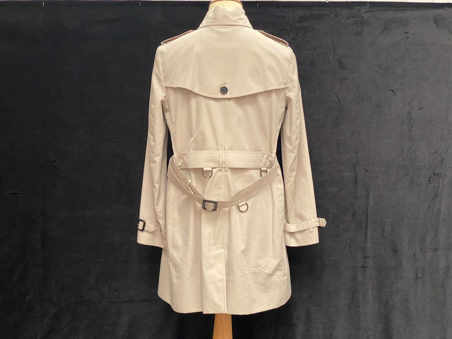 <p>BURBERRY MAC, UK (12)</p>