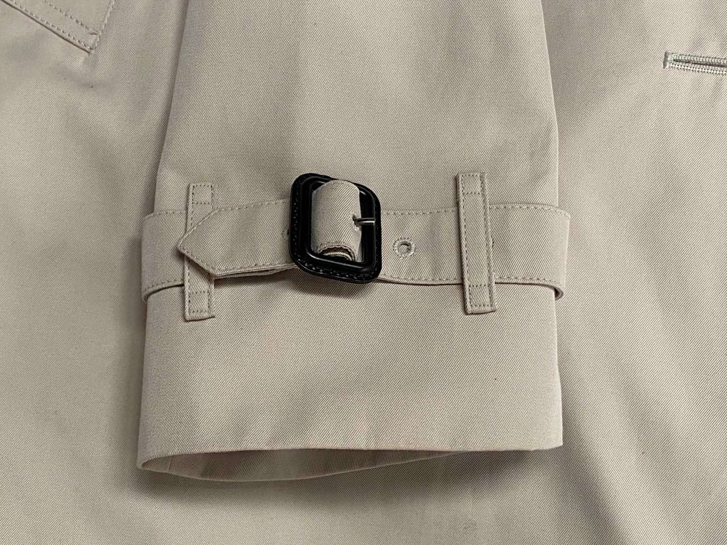 <p>BURBERRY MAC, UK (12)</p>