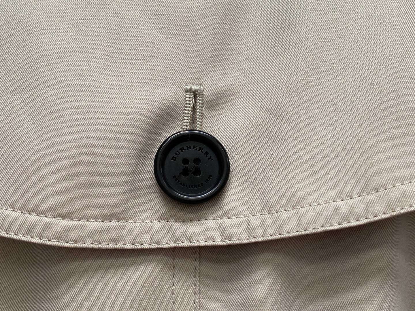 <p>BURBERRY MAC, UK (12)</p>