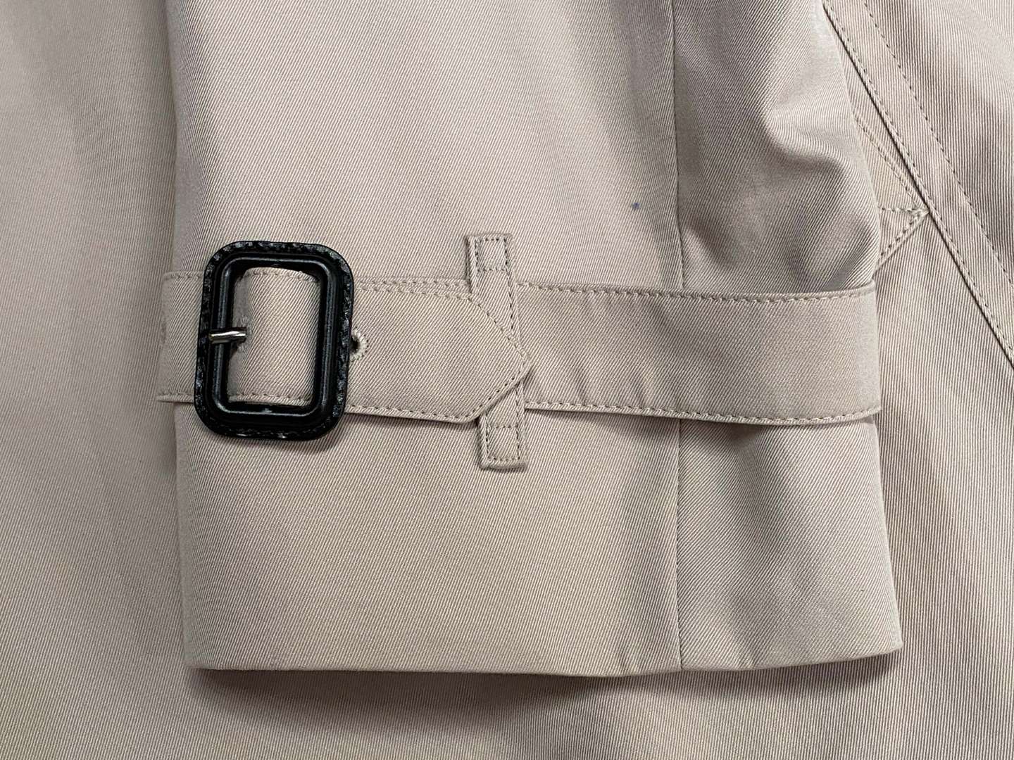 <p>BURBERRY MAC, UK (12)</p>