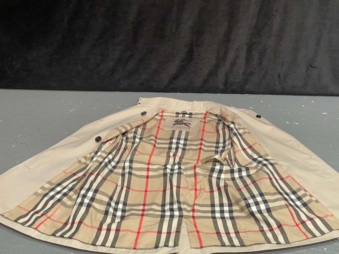 <p>BURBERRY MAC, UK (12)</p>