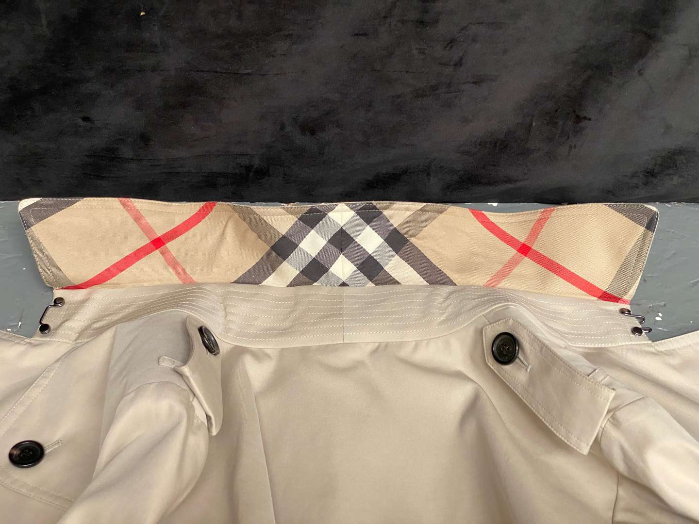 <p>BURBERRY MAC, UK (12)</p>