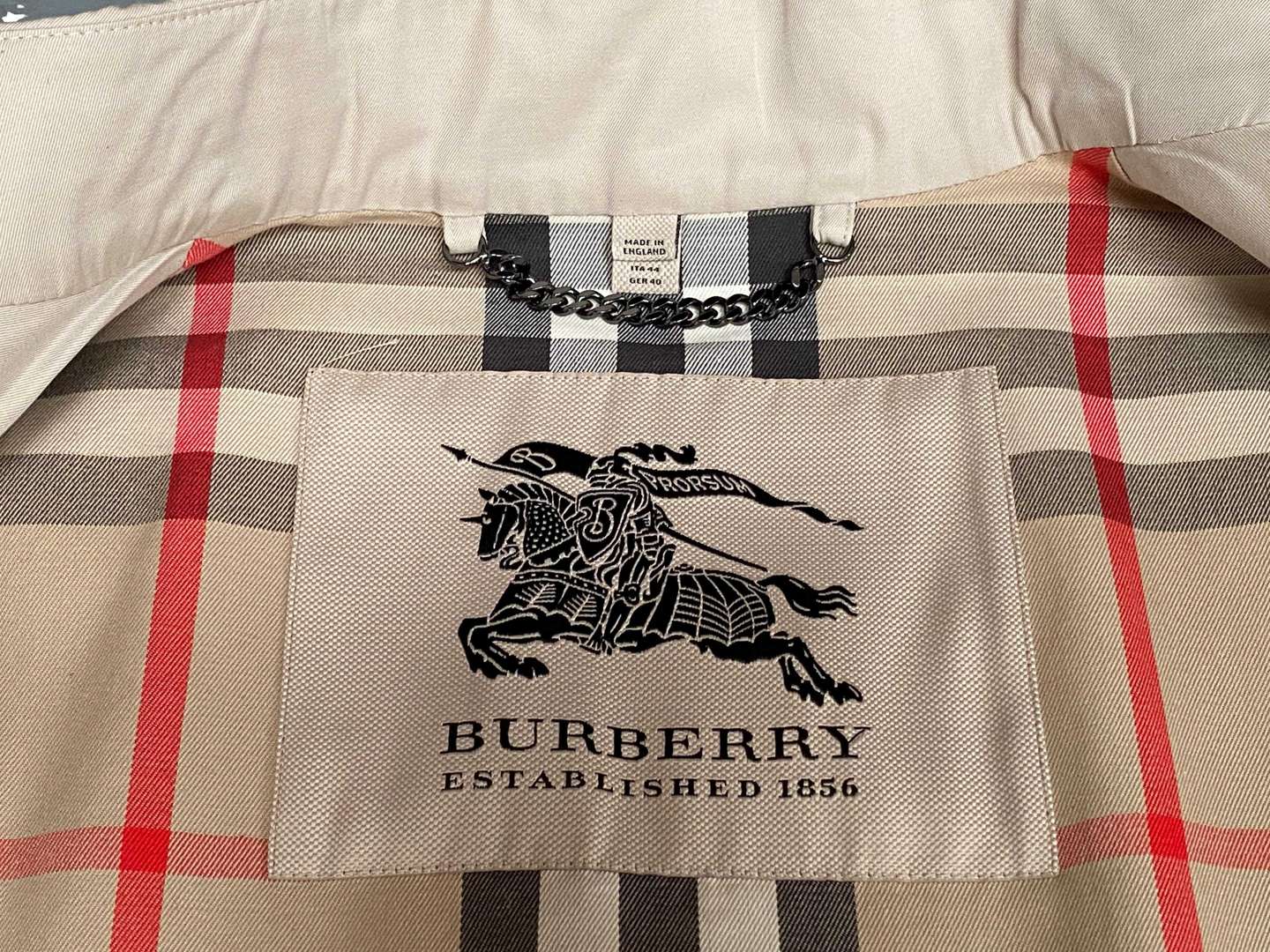 <p>BURBERRY MAC, UK (12)</p>
