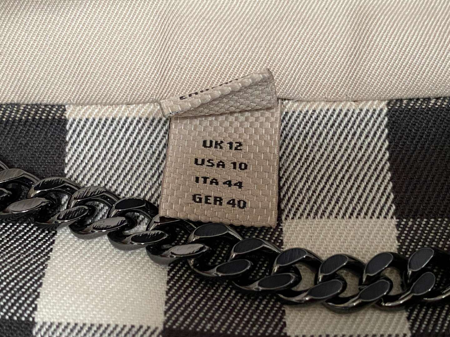 <p>BURBERRY MAC, UK (12)</p>