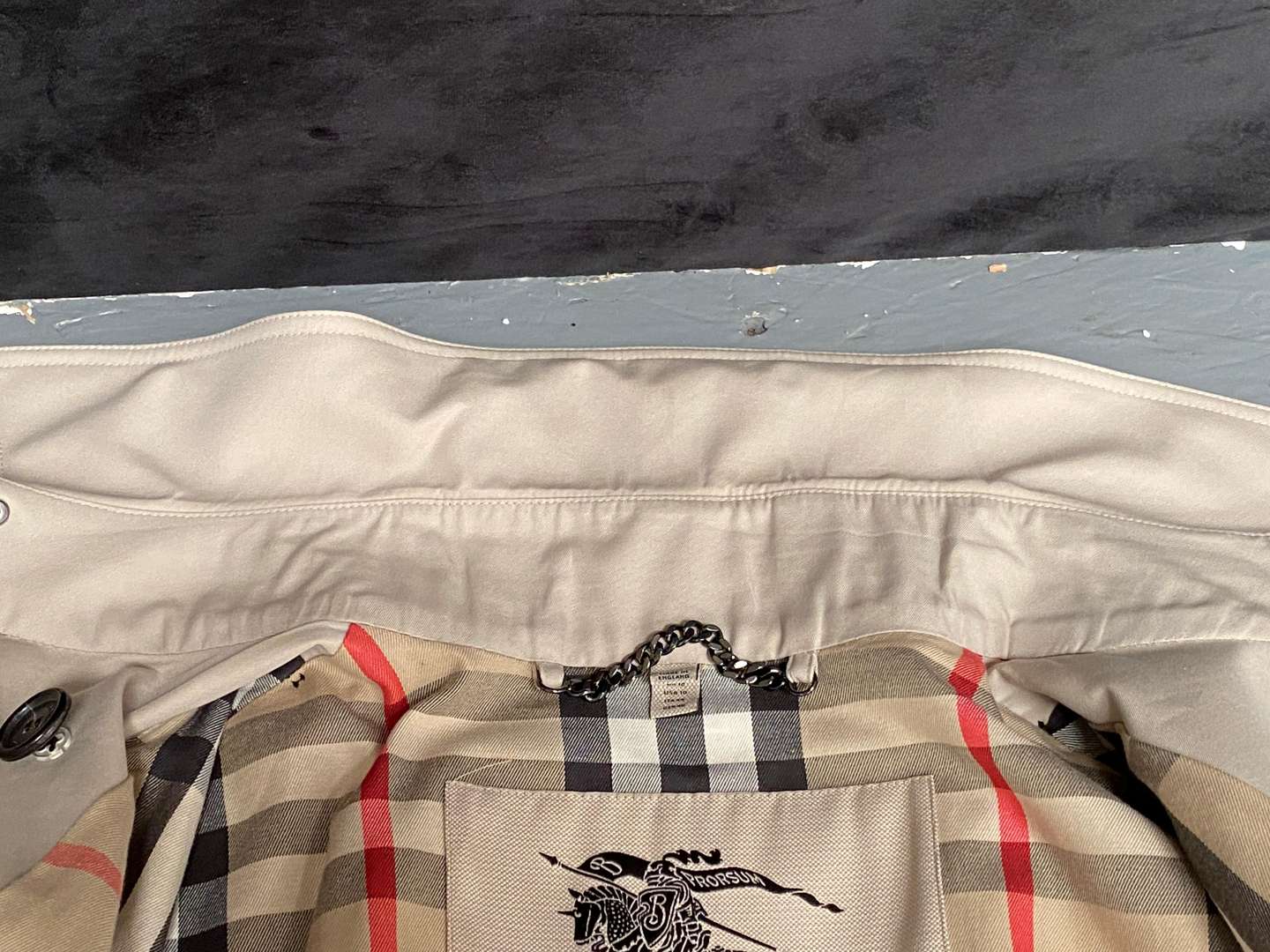 <p>BURBERRY MAC, UK (12)</p>