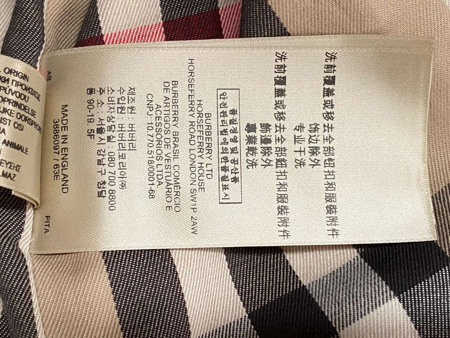 <p>BURBERRY MAC, UK (12)</p>
