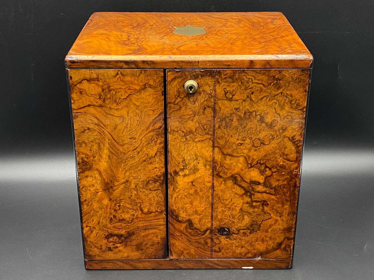 <p>VICTORIAN WALNUT COLLECTORS CABINET</p>