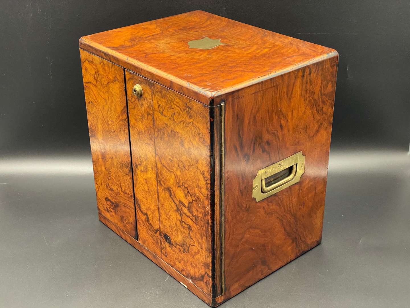 <p>VICTORIAN WALNUT COLLECTORS CABINET</p>