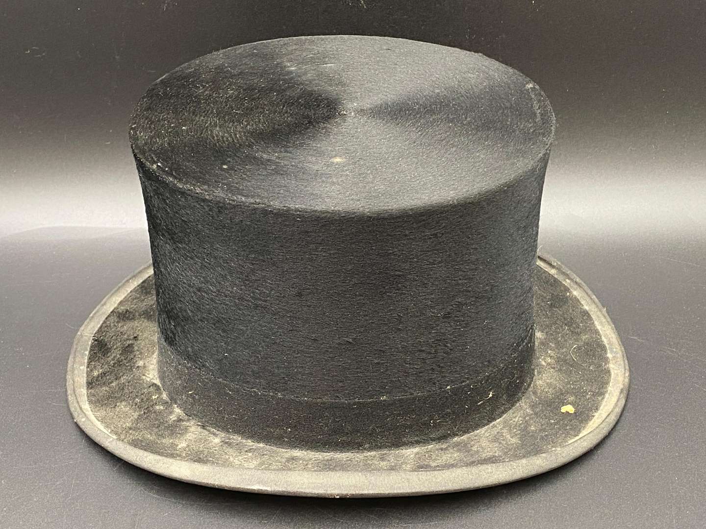 <p>WOODROW TOP HAT AND BOX</p>