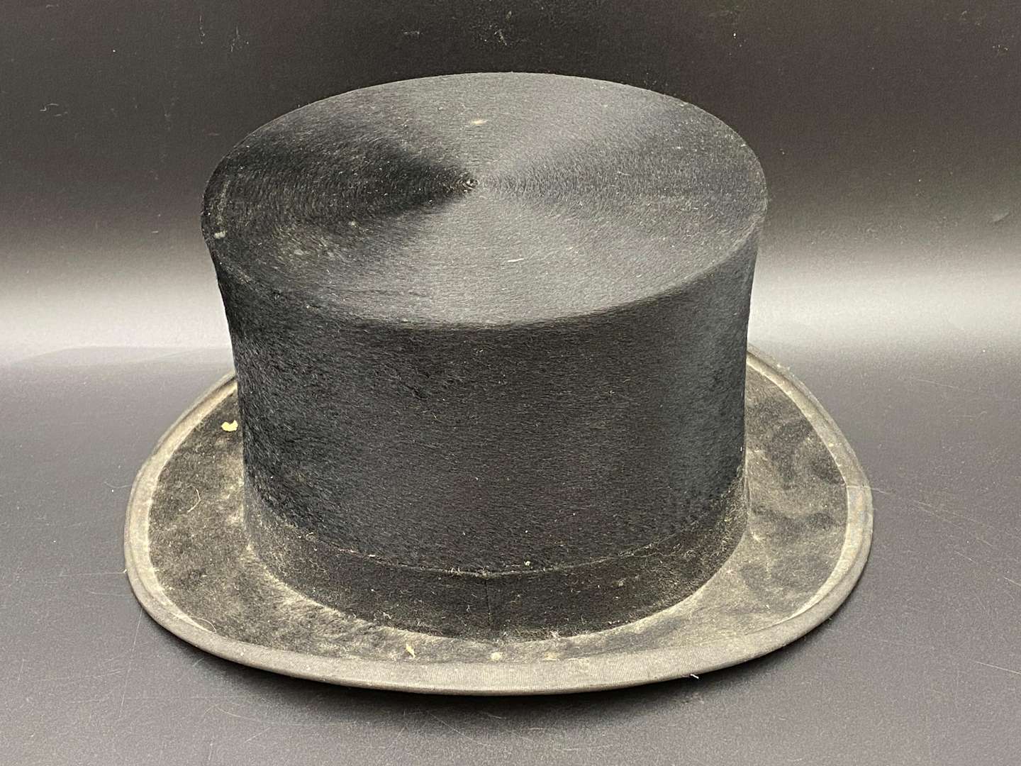 <p>WOODROW TOP HAT AND BOX</p>