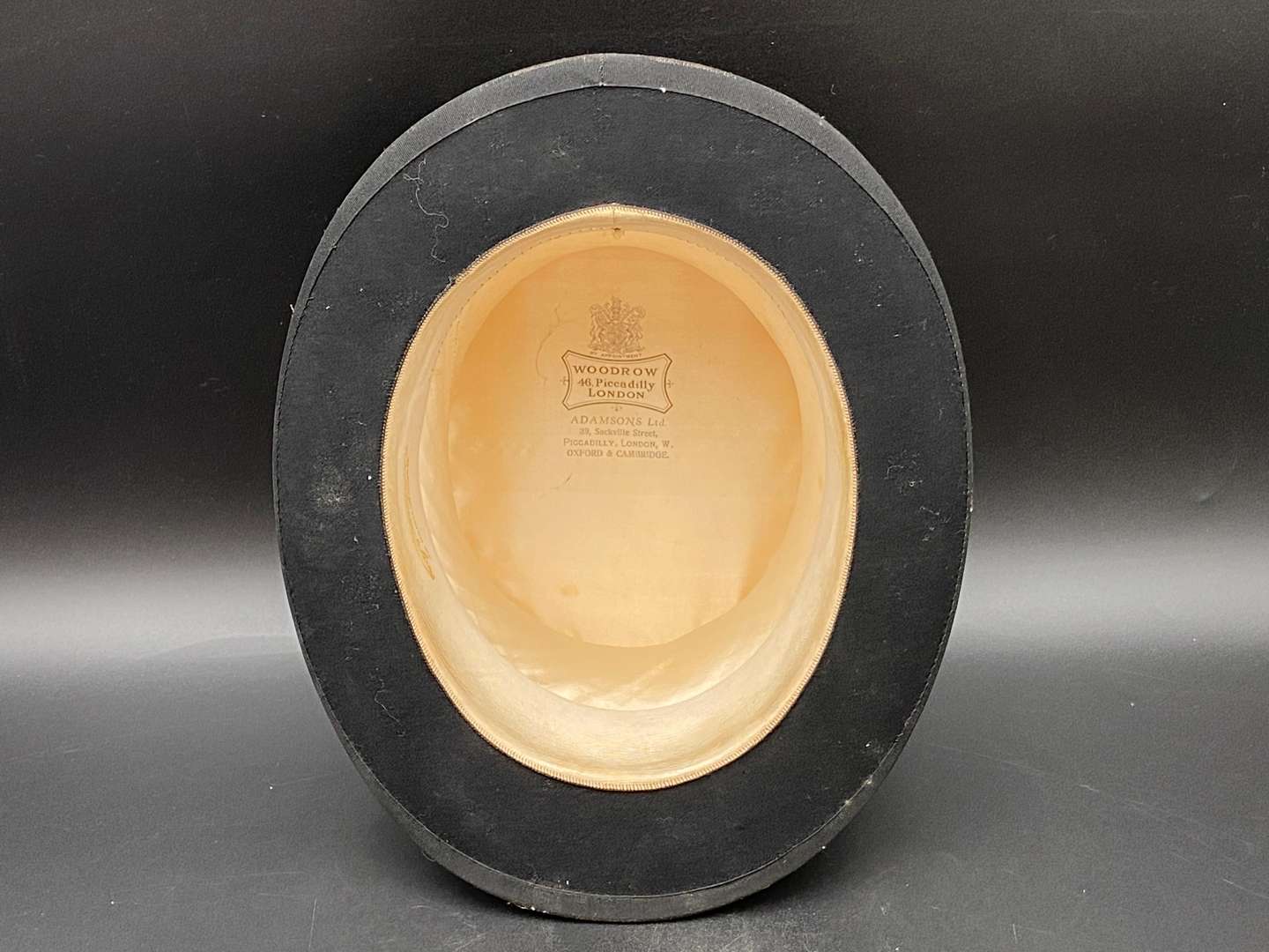 <p>WOODROW TOP HAT AND BOX</p>