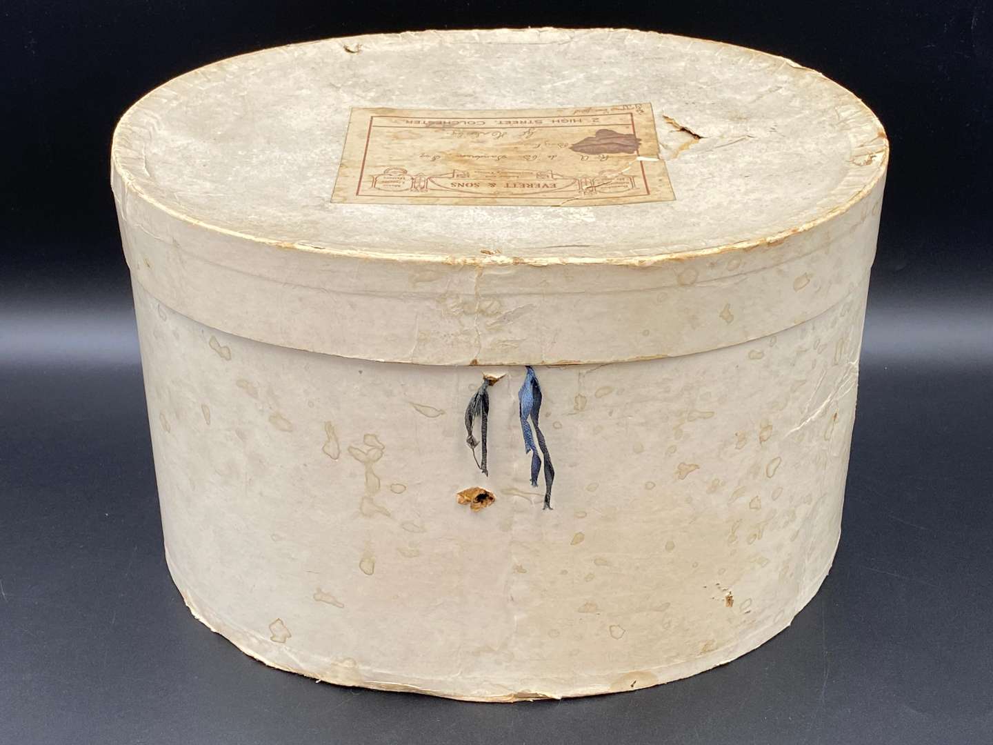 <p>WOODROW TOP HAT AND BOX</p>
