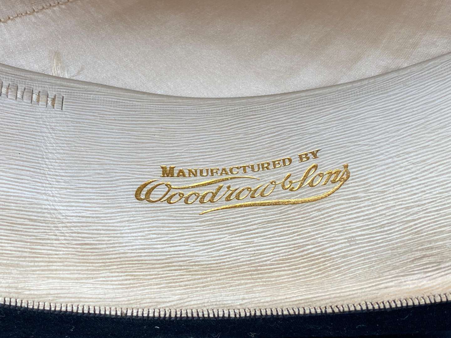 <p>WOODROW TOP HAT AND BOX</p>