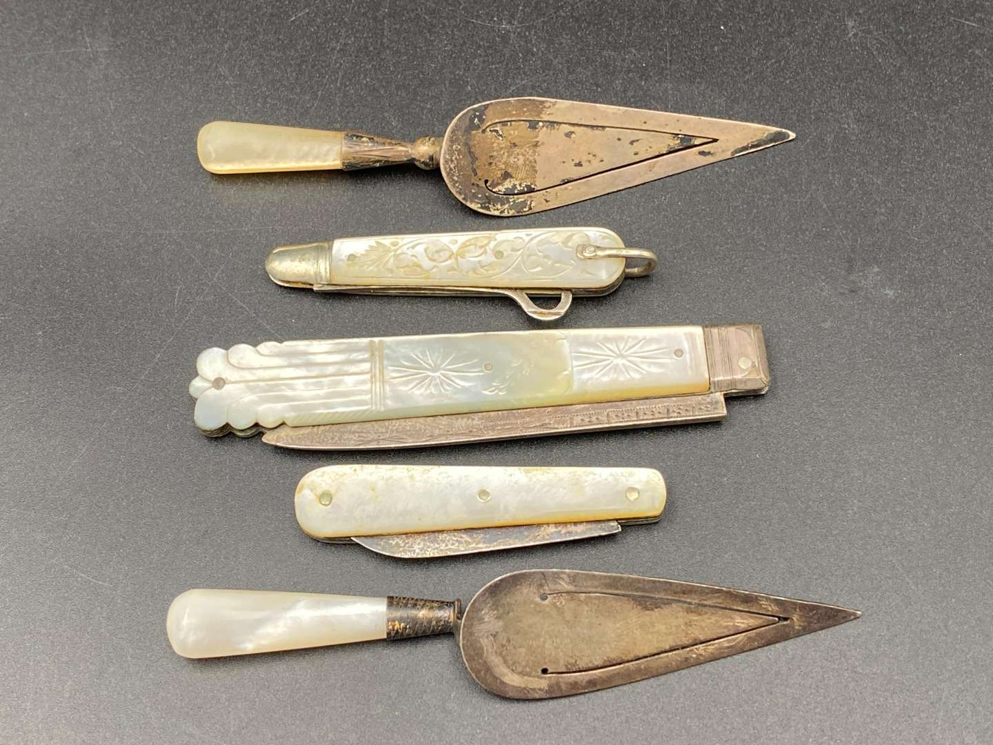 <p>MOP BOOKMANRKS AND FRUIT KNIVES</p>