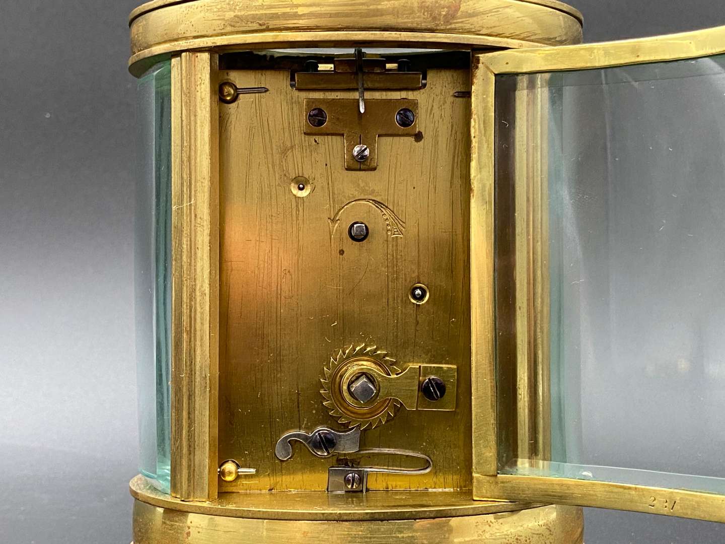 <p>EARLY 20th &nbsp;CENTURY OVAL CARRIAGE TIMEPIECE</p>
