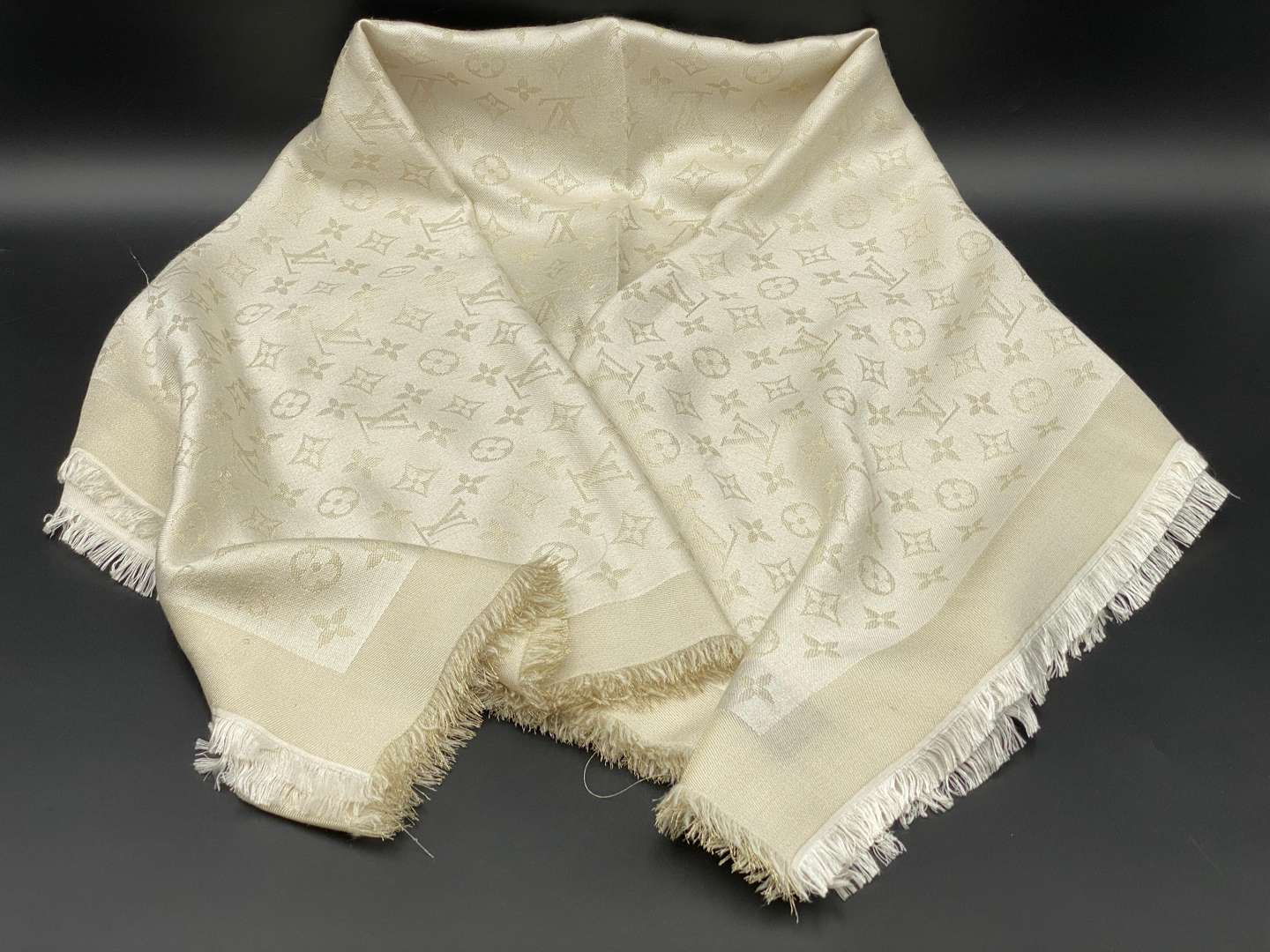 <p>LOUIS VUITTON MONOGRAMME SCARF</p>