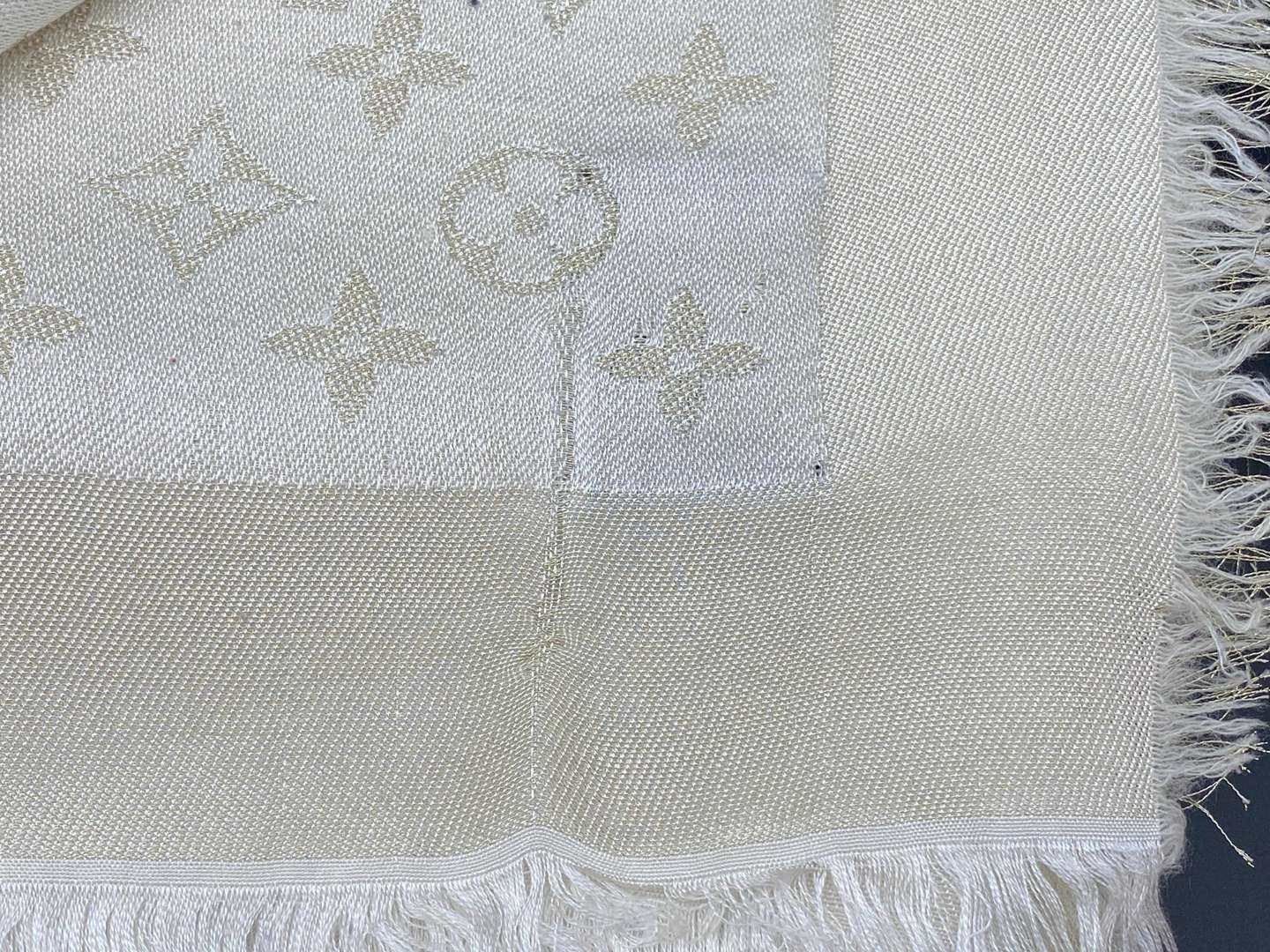 <p>LOUIS VUITTON MONOGRAMME SCARF</p>