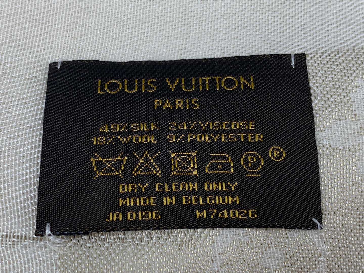 <p>LOUIS VUITTON MONOGRAMME SCARF</p>