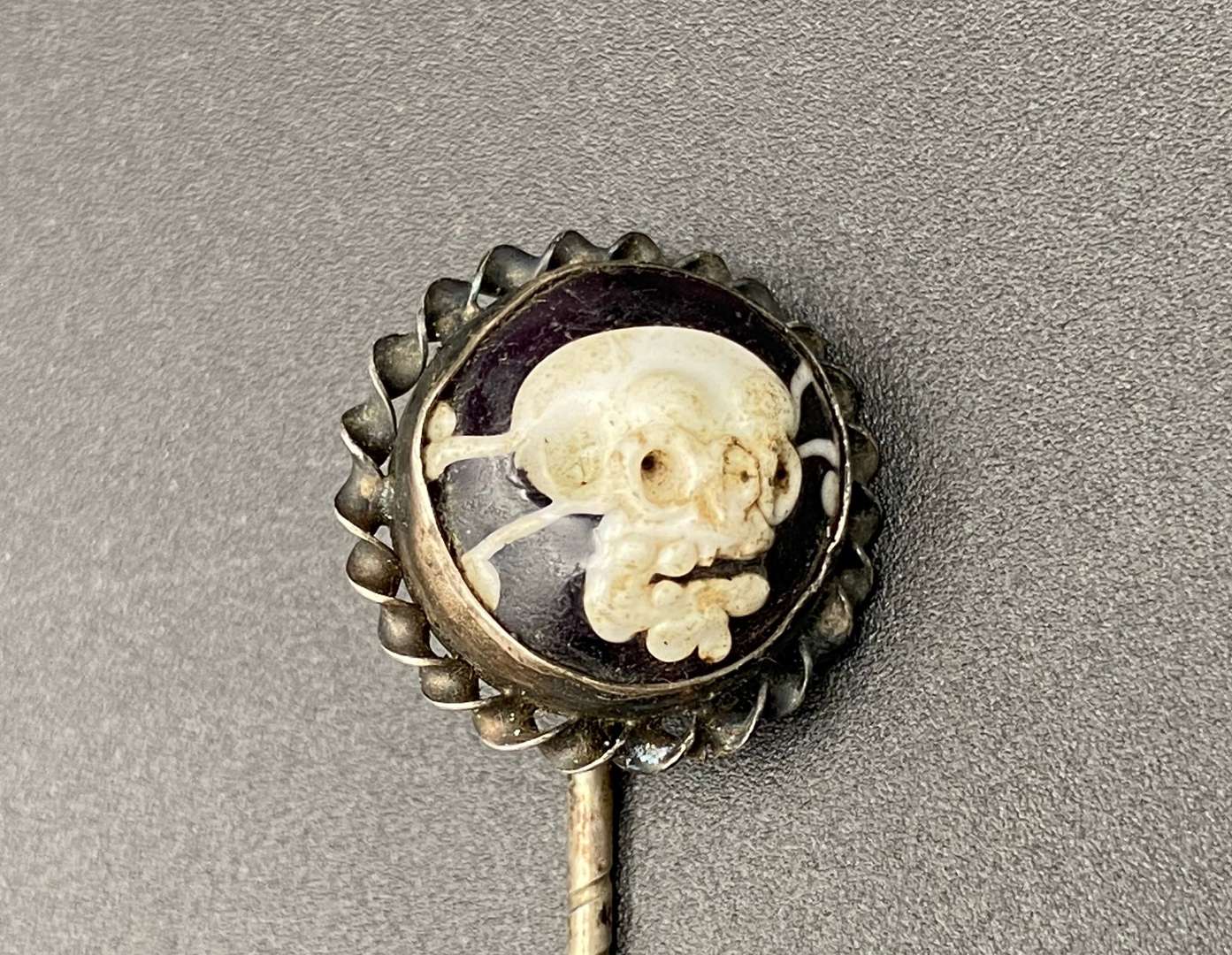 <p>CAMEO MOMENT0 MORI STICK PIN</p>