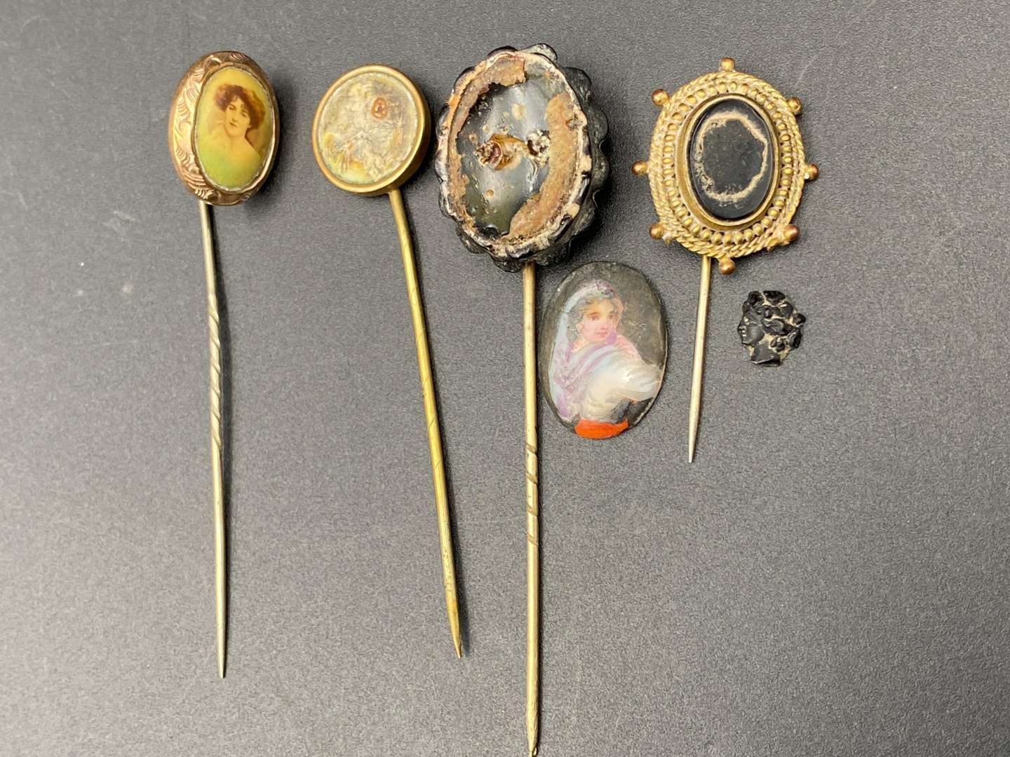 <p>STICK PINS X 4</p>