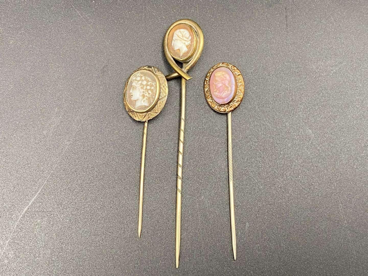 <p>STICK PINS X 3</p>