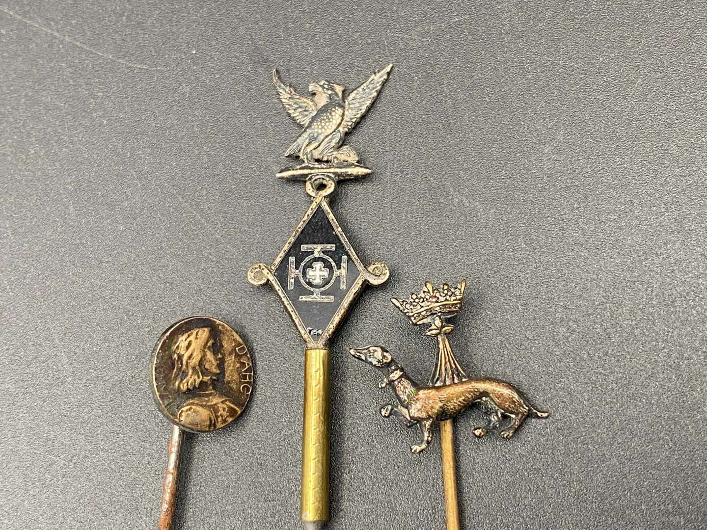 <p>STICK PINS X 3&nbsp;</p>