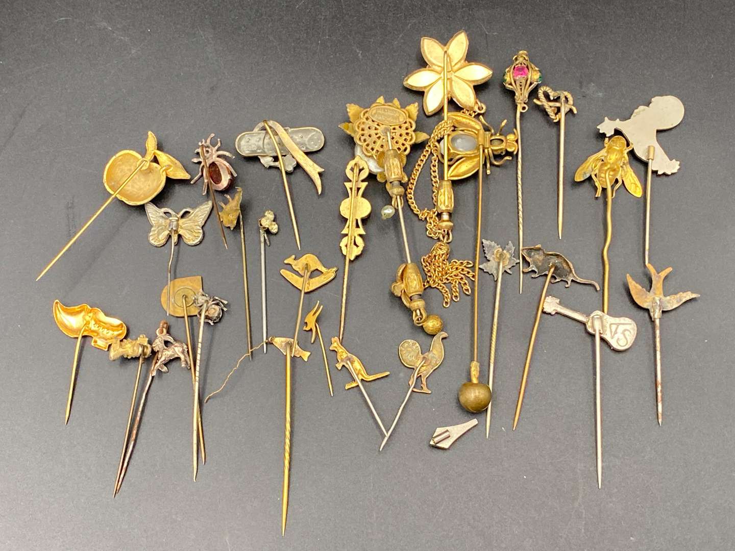 <p>STICK PINS X 28</p>