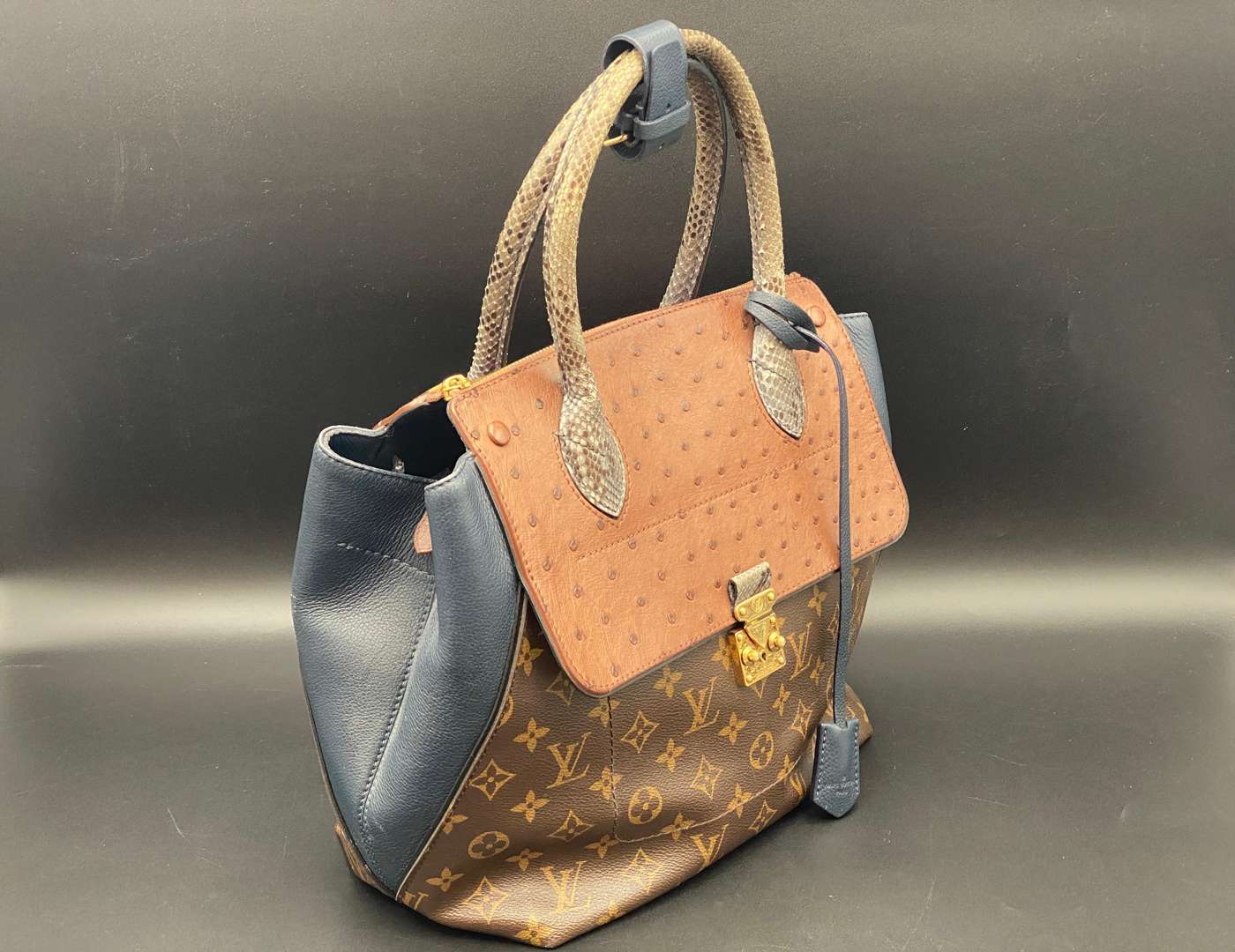 <p>LOUIS VUITTON, MAJESTUEUX, EXOTIQUE TOTE&nbsp;</p>