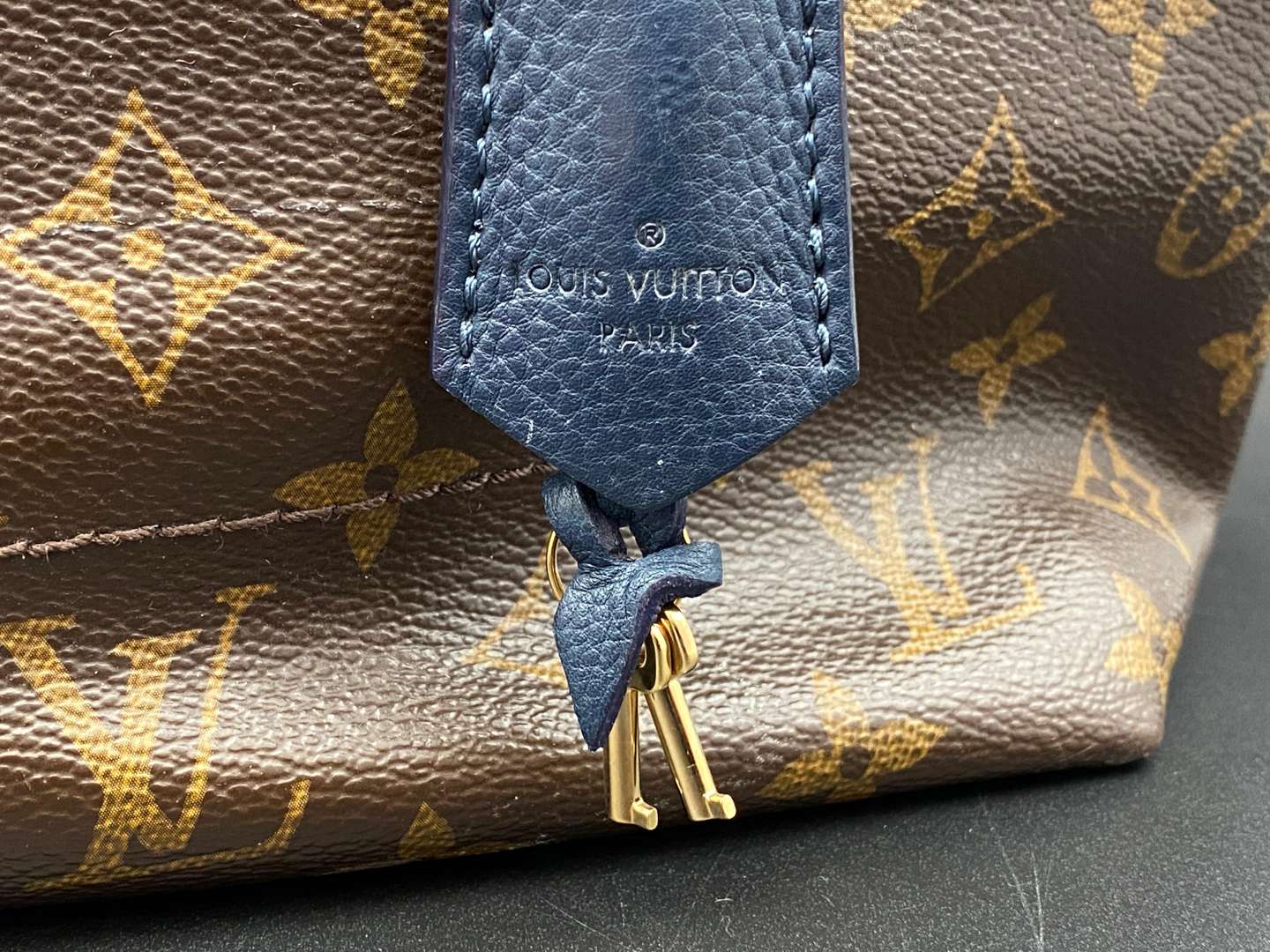<p>LOUIS VUITTON, MAJESTUEUX, EXOTIQUE TOTE&nbsp;</p>
